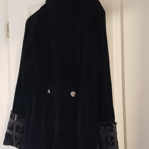 Black velvet midevil/renaissance/gothic coat - Picture 6 of 7